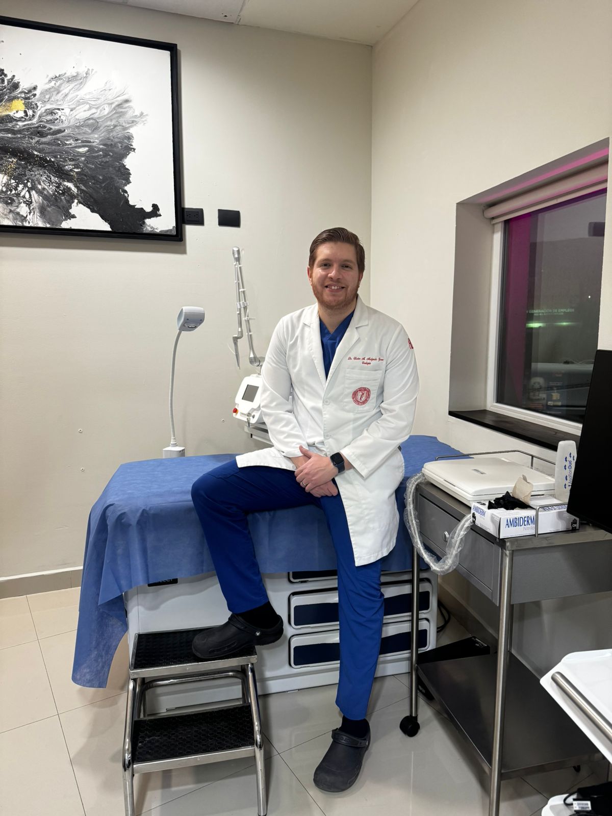 Dr. Víctor Molgado, Urólogo Certificado, atendiendo a un paciente en Monterrey